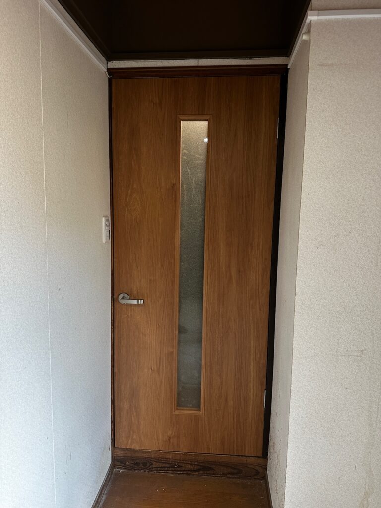 土浦市 内装リフォーム 新しく交換した部屋と廊下の間の扉