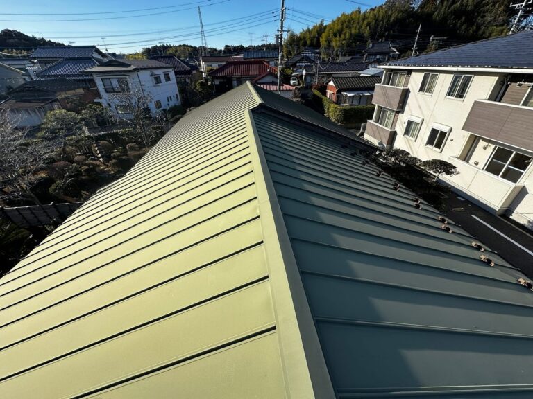 外壁を触ると白い粉が手につく(チョーキング)(阿見町の平屋。金属屋根の色あせとチョーキング)