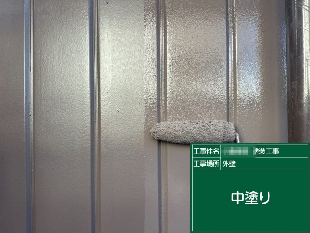 阿見町 外壁塗装 外壁 中塗り（トタン部）