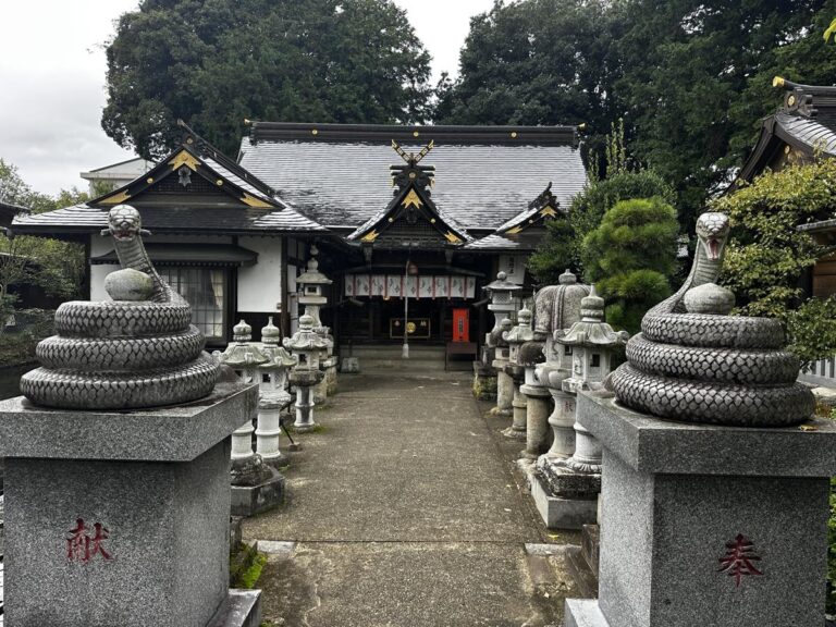 白蛇辨財天の拝殿