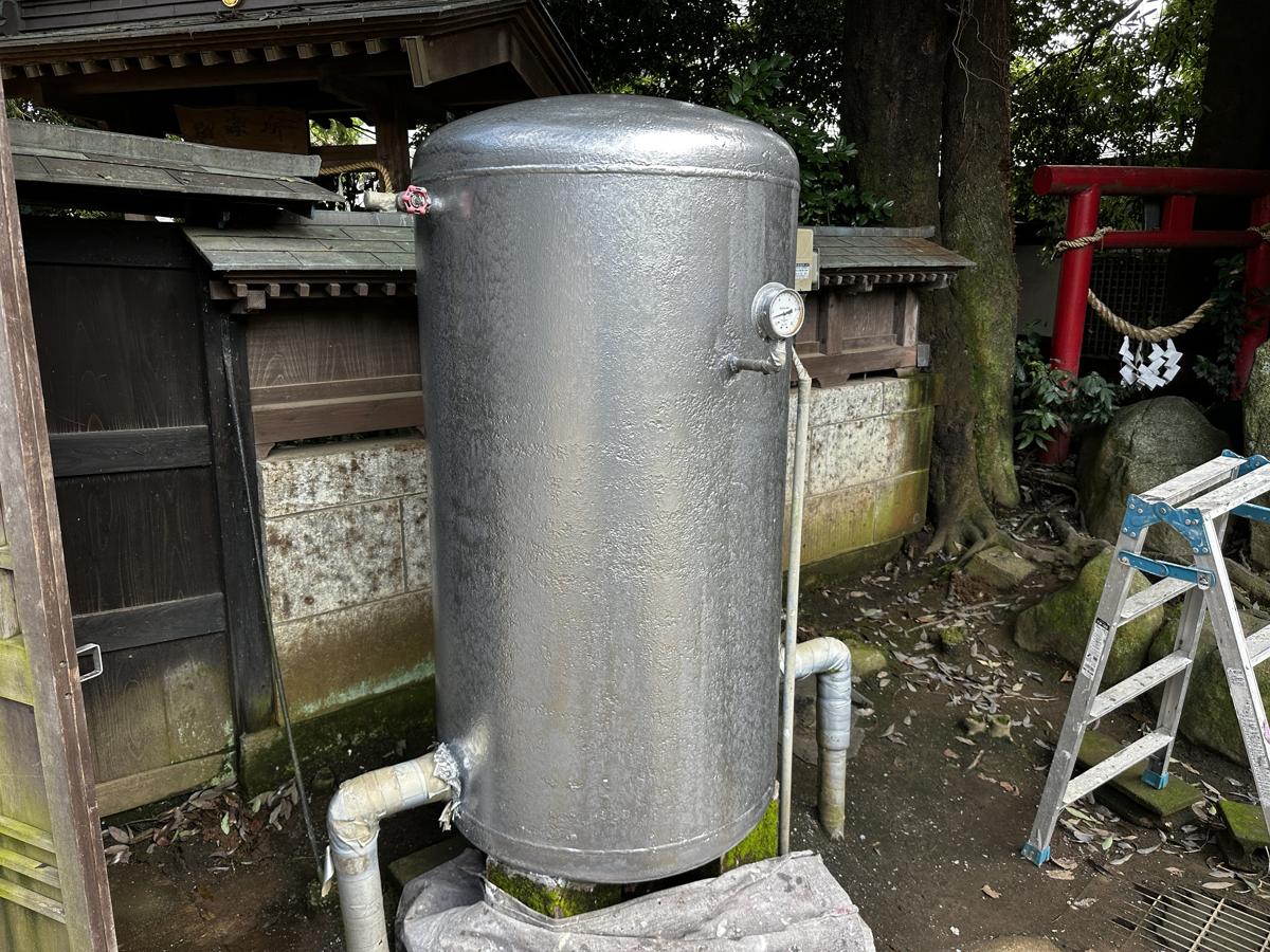 塗装後の受水タンク(鳥居側)