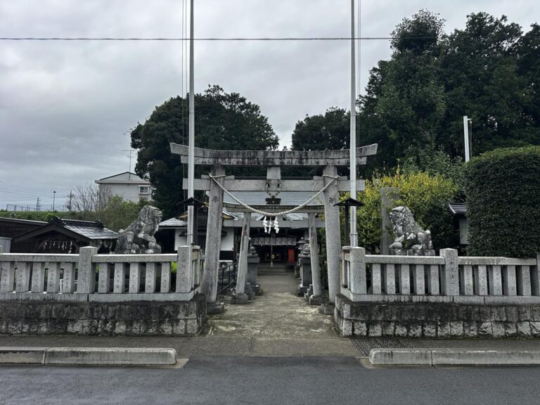 白蛇辨財天の鳥居