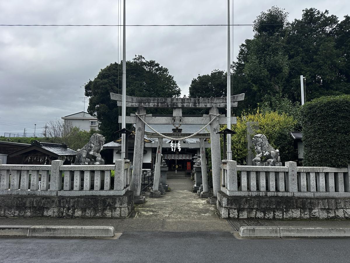 白蛇辨財天の鳥居