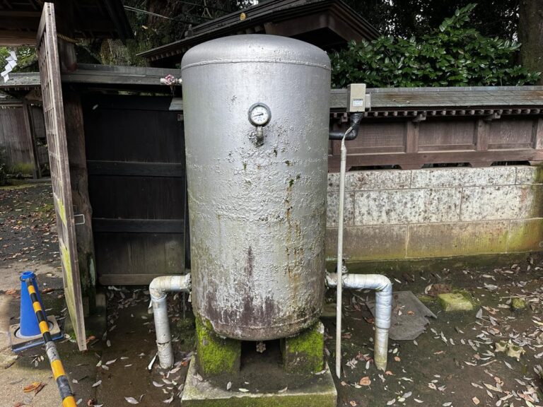 施工前の受水タンク（正面・別角度）