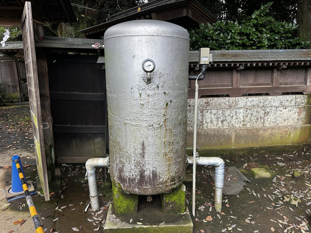 施工前の受水タンク(正面・別角度)