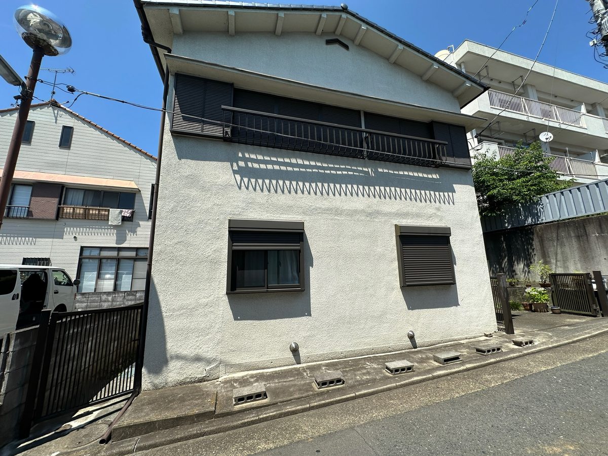 水戸市 シャッター付き窓の交換と外壁の補修・塗装 施工前