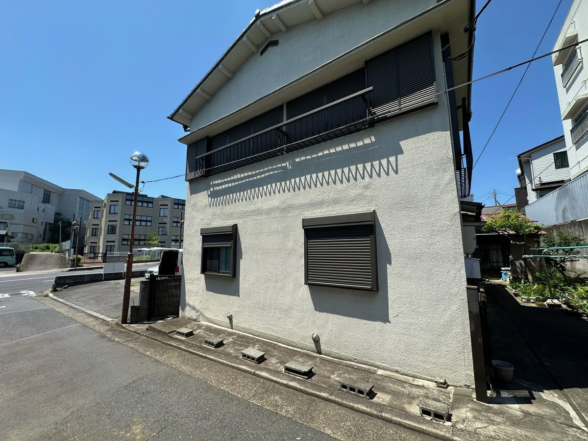 水戸市 シャッター付き窓交換 外壁塗装 施工前（全景）