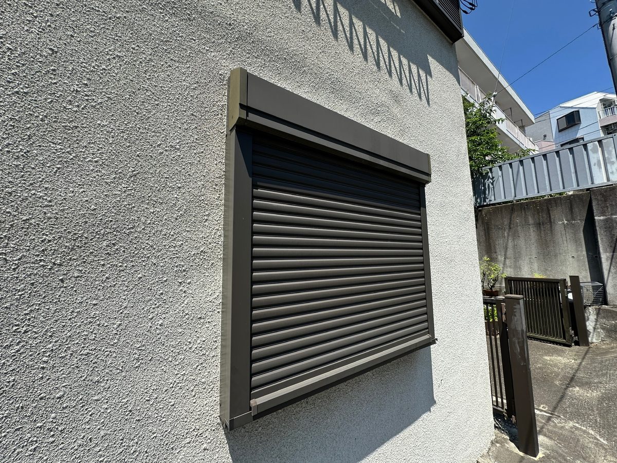 水戸市 シャッター付き窓交換 外壁塗装 施工前（シャッター）