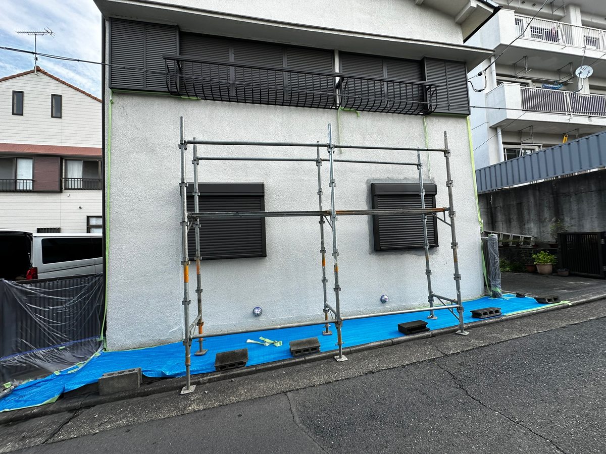 水戸市 シャッター付き窓交換 外壁塗装 足場設置