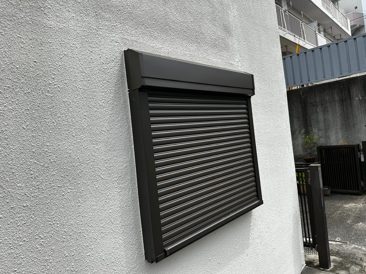 水戸市 シャッター付き窓交換 外壁塗装 施工完了（シャッター）