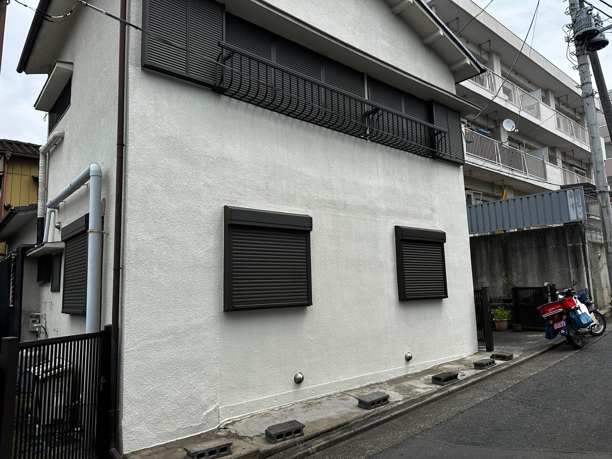 水戸市 シャッター付き窓の交換と外壁の補修・塗装 施工後