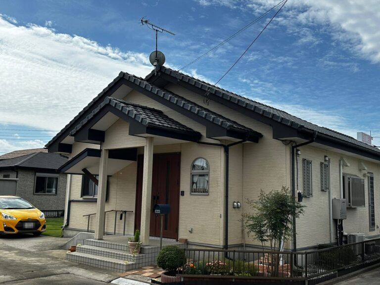 施工前（クリーム色のサイディング）
