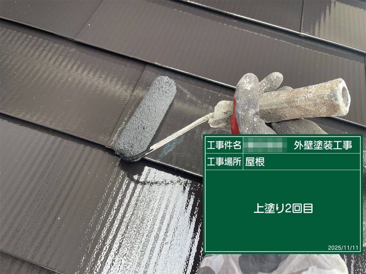 鹿嶋市 外壁塗装 玄関上の板金屋根 上塗り2回目
