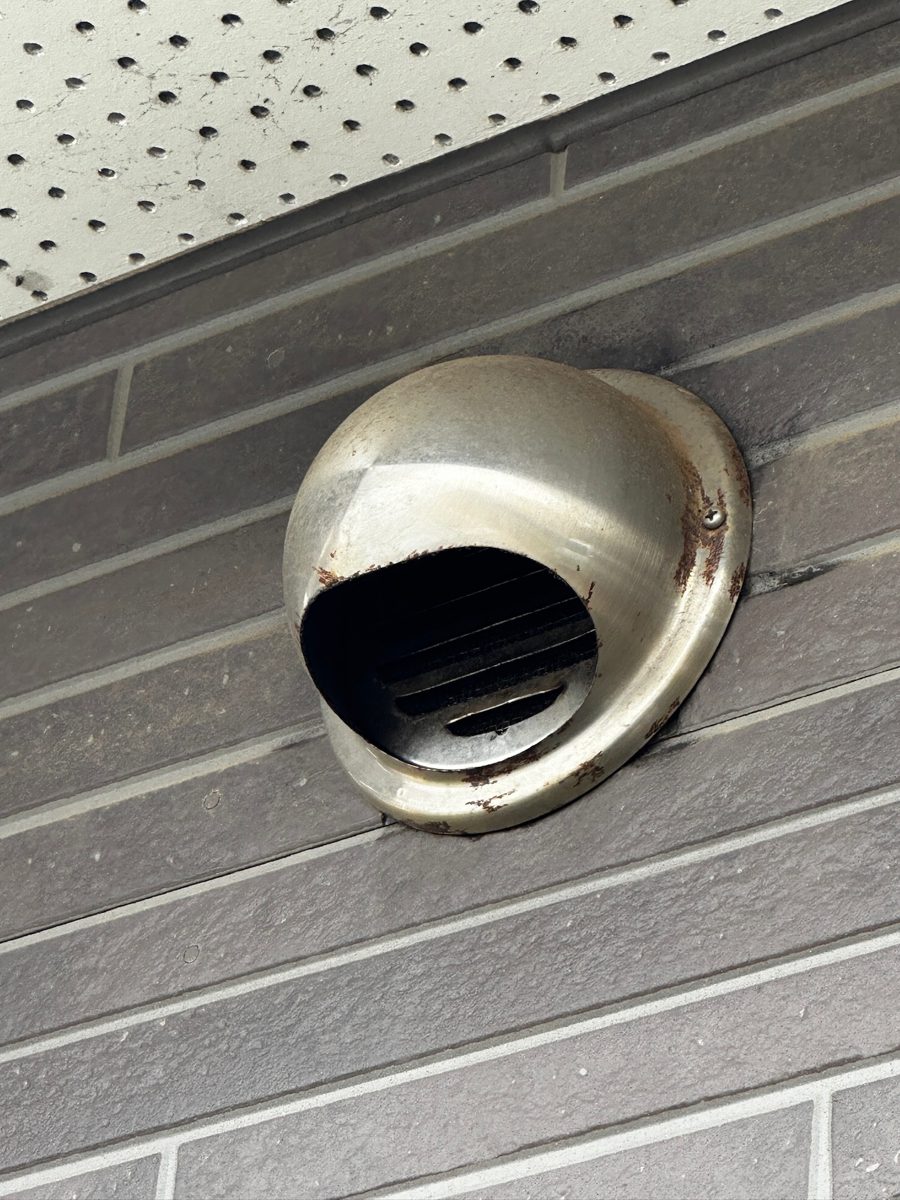 鹿嶋市 外壁・屋根塗装 換気フード 施工前（ブラウン部）