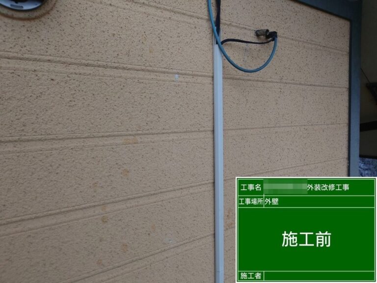 外壁や屋根の色があせてきた(水戸市の事務所。雨筋の汚れと色あせ)
