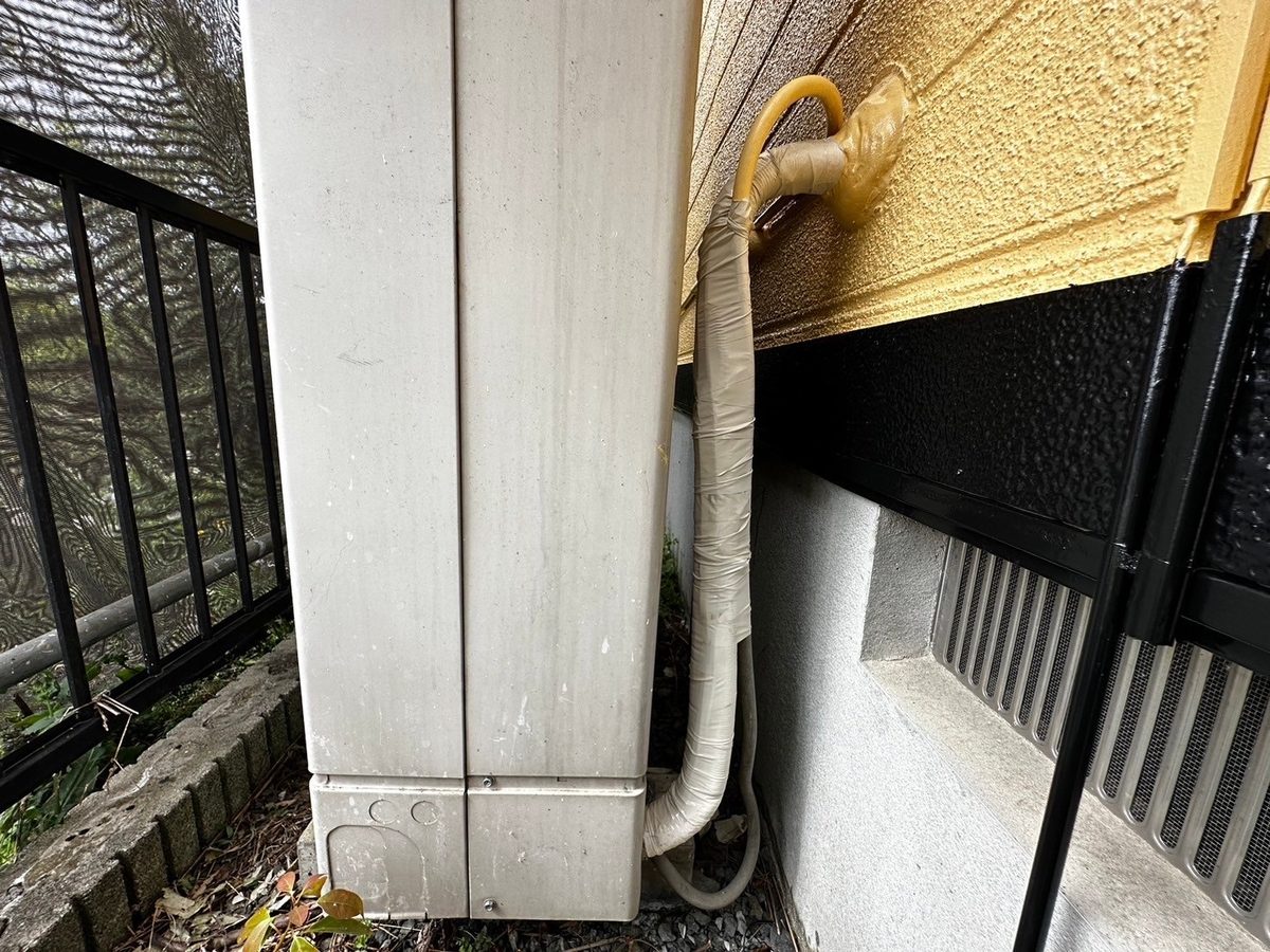 水戸市 外壁塗装・屋根塗装 外壁 施工前（配管まわり）