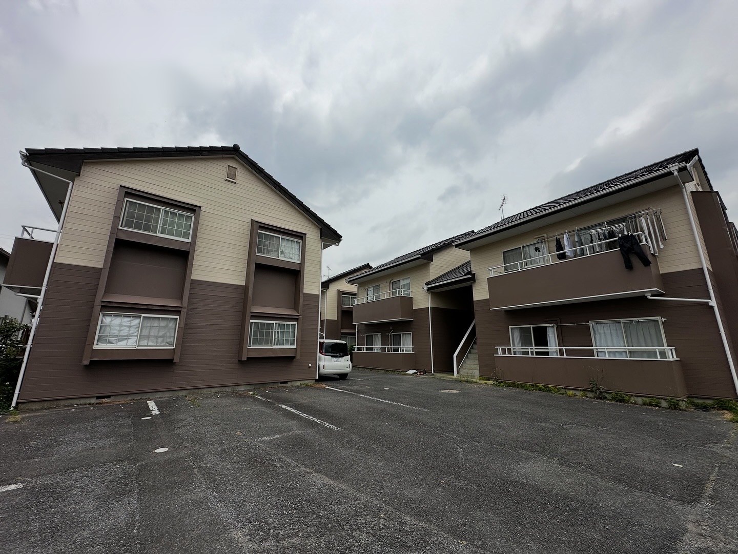 水戸市 アパート 外壁塗装・屋根塗装 施工完了（駐車場から）