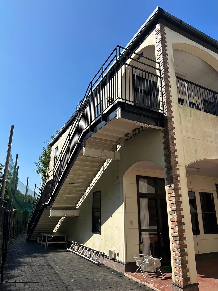 水戸市 小学校 塗装補修 施工前(外階段側)