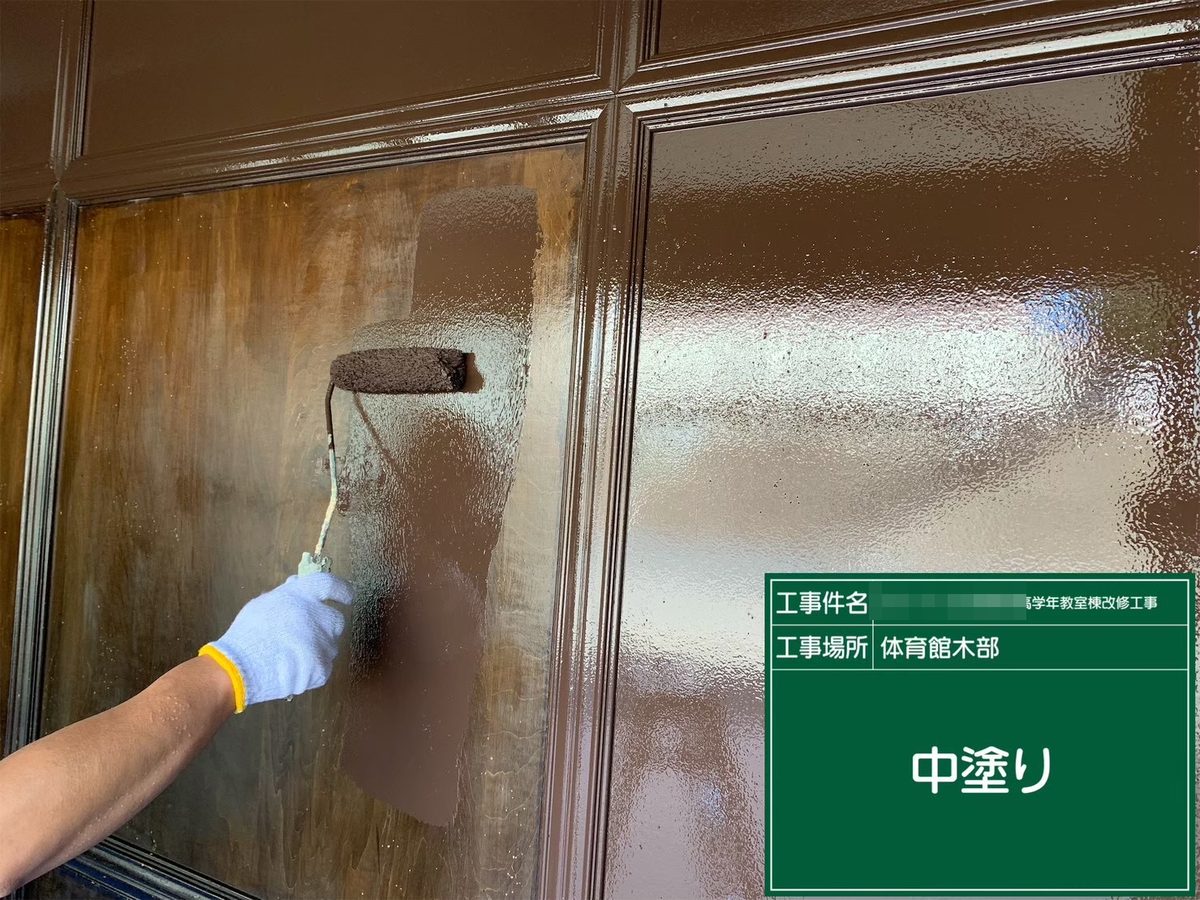 水戸市 小学校 塗装補修 体育館 木部 中塗り