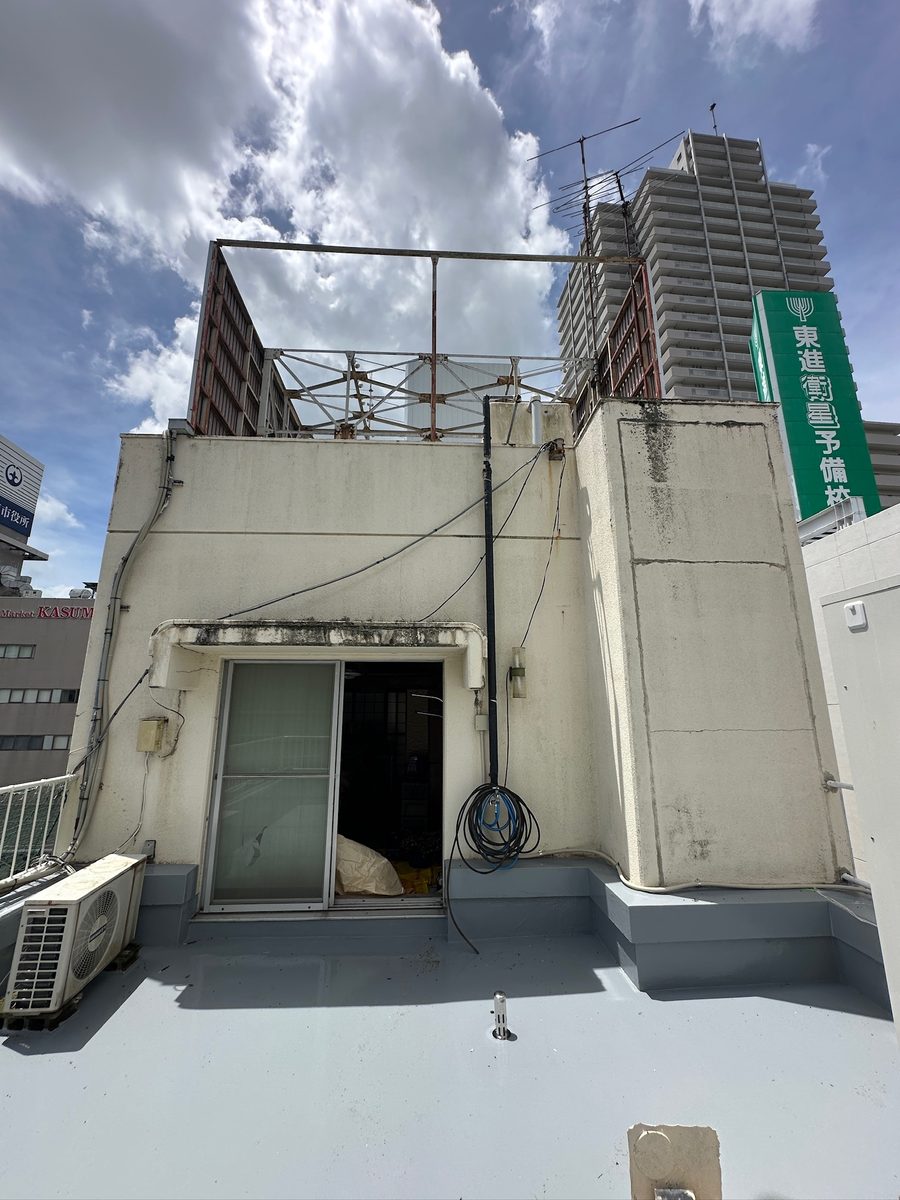 土浦市 屋上防水・鉄部塗装 施工完了（塔屋前）