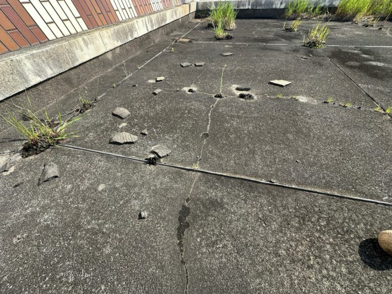 屋上の床のひび（土浦市）