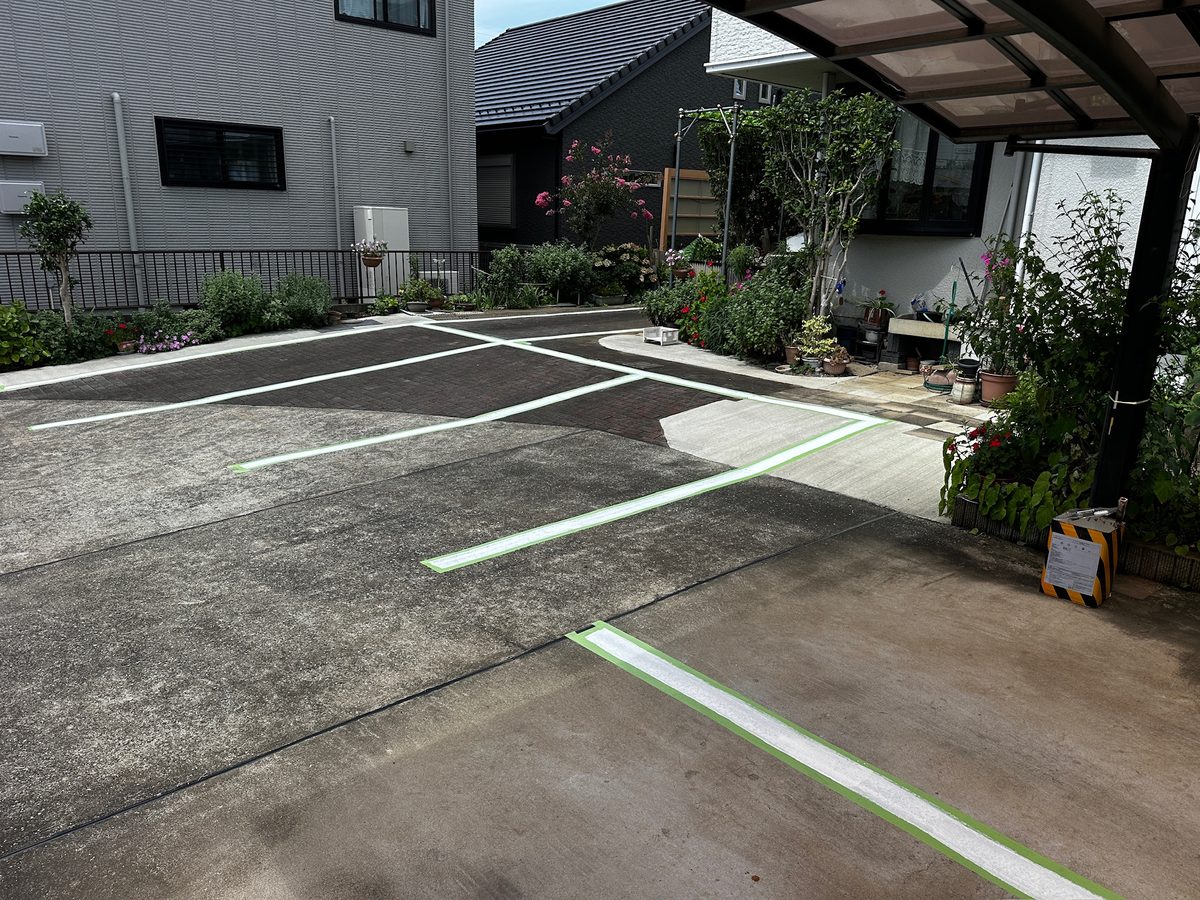 土浦市 駐車場 区画線 ライン塗装（カーポート下・テープをはがす前）