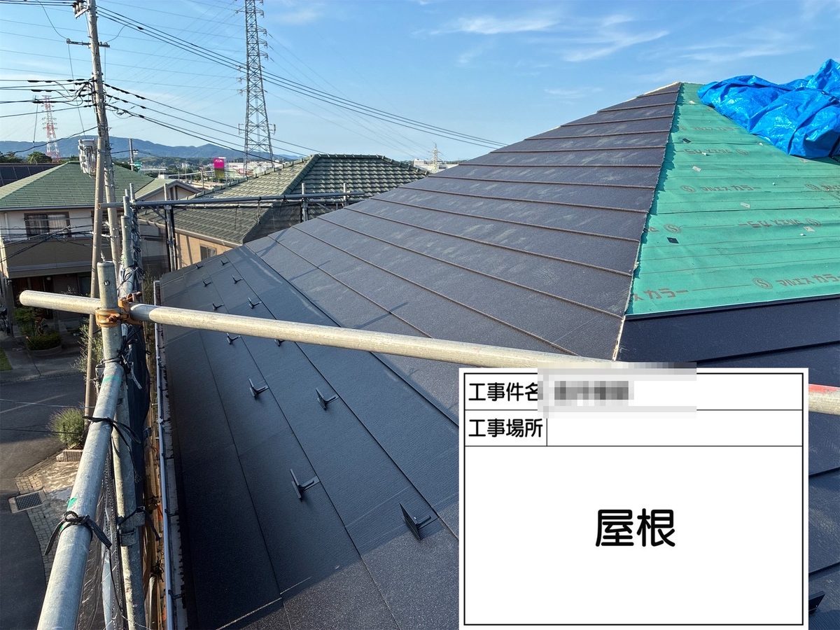 土浦市 屋根カバー工法・外壁塗装 屋根 葺き作業中