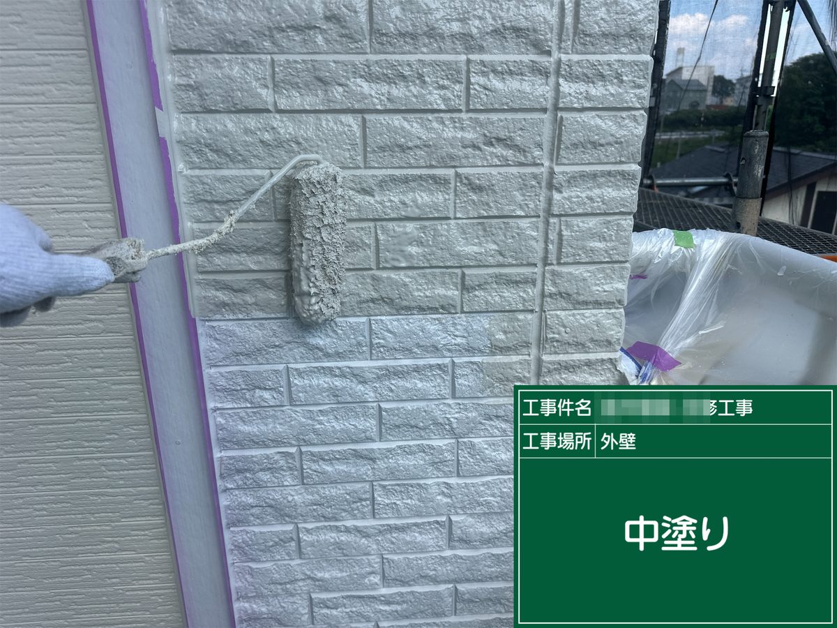 土浦市 屋根カバー工法・外壁塗装 外壁 中塗り（タイル調）