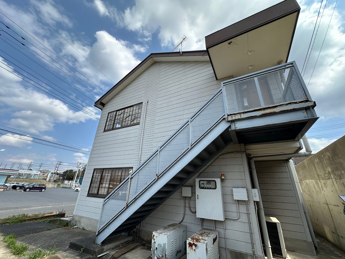土浦市 テナント 外壁塗装・屋根塗装 施工前(階段側)
