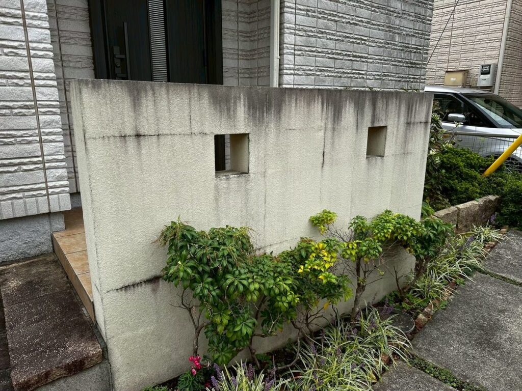 牛久市 T様邸 門柱・外壁の汚れ