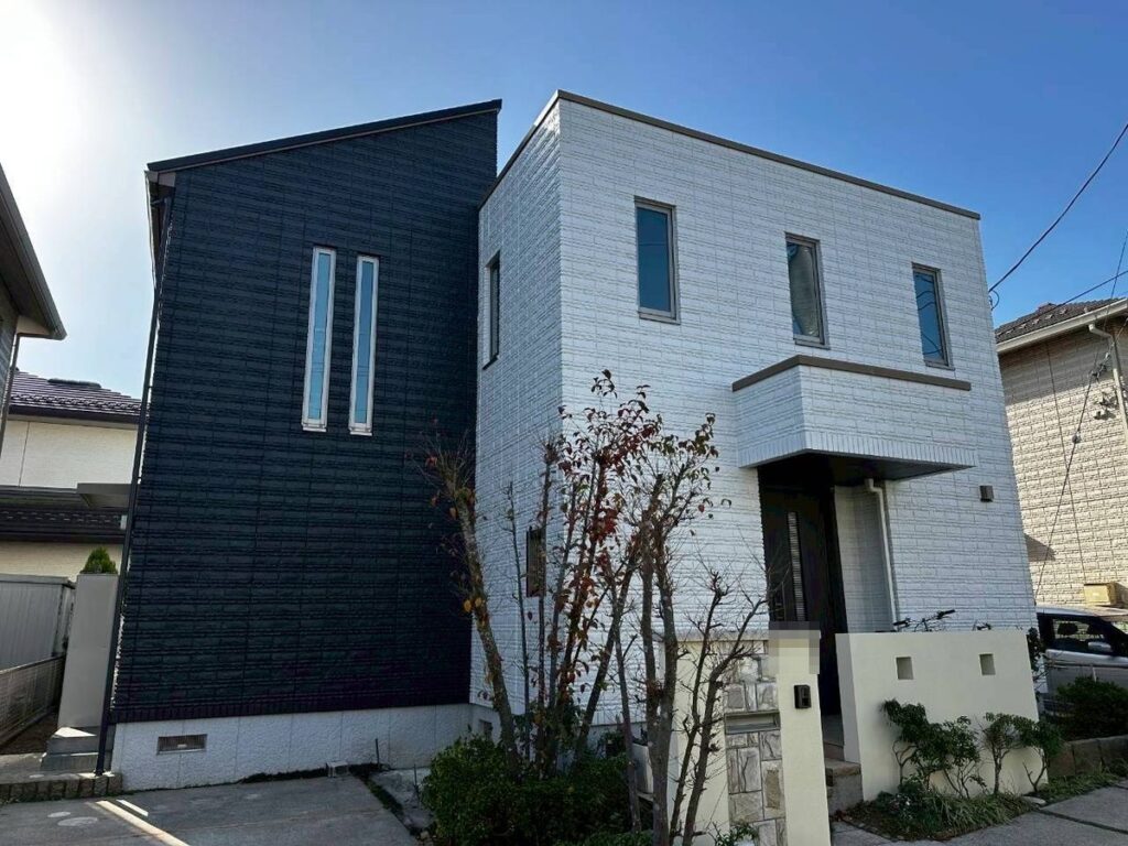 牛久市 外壁塗装 白×黒の2色塗り分け